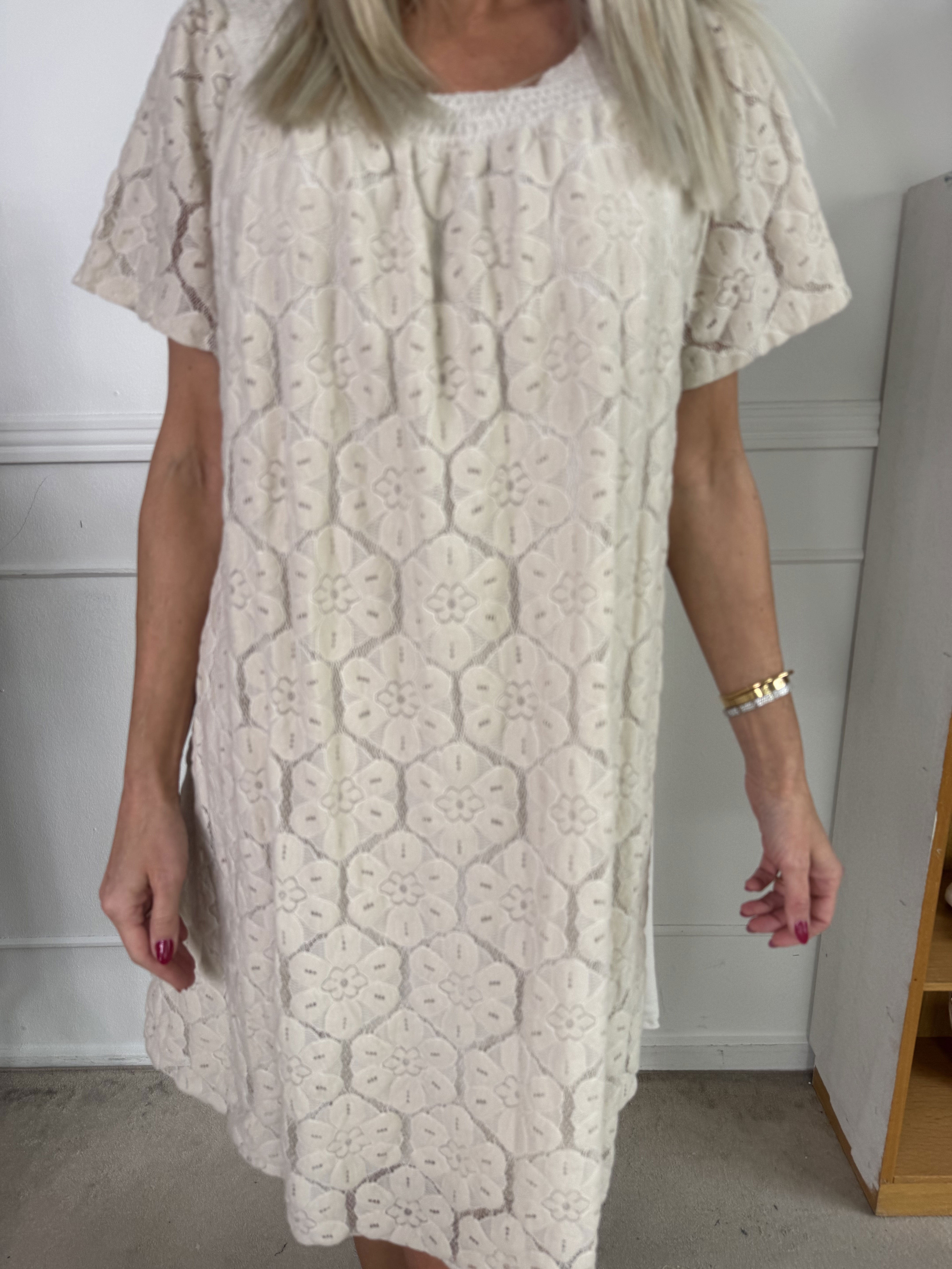 Fjola - Söt tunikaklänning i bomull med spets fram